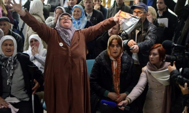 Hágai ítélethirdetés – srebrenicai életképek (GALÉRIA)