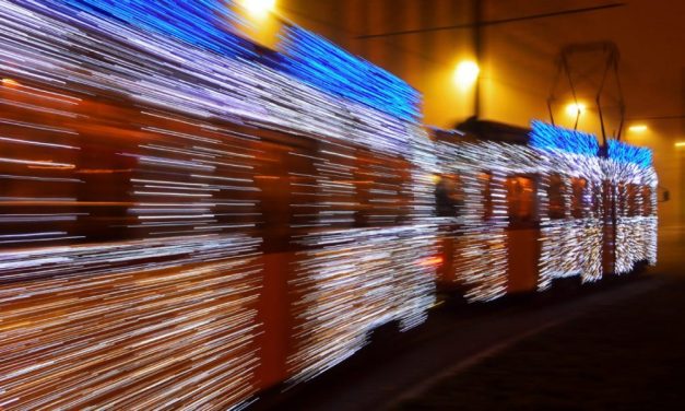 <span class="entry-title-primary">Budapesti fényvillamos 2017</span> <span class="entry-subtitle">Csillogó nosztalgiajáratok a Duna-parton és a magyar főváros egyre több vonalán</span>