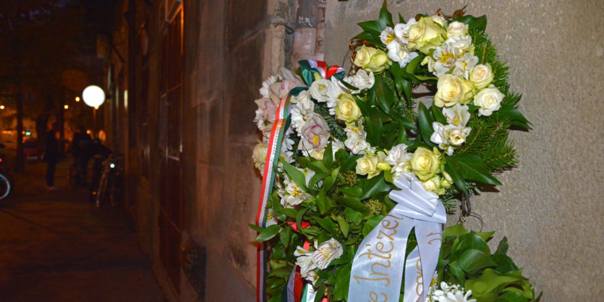 <span class="entry-title-primary">Kertész Imre emléktáblát avattak Budán</span> <span class="entry-subtitle">Születésnapja alkalmából emlékeztek meg a Nobel-díjas íróról</span>