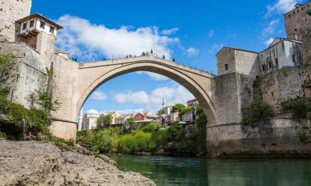 Fotózás közben esett le a várfalról egy szerb turista Mostarban