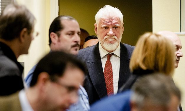 Incidens Hágában: Az egyik vádlott azt állítja, mérget ivott