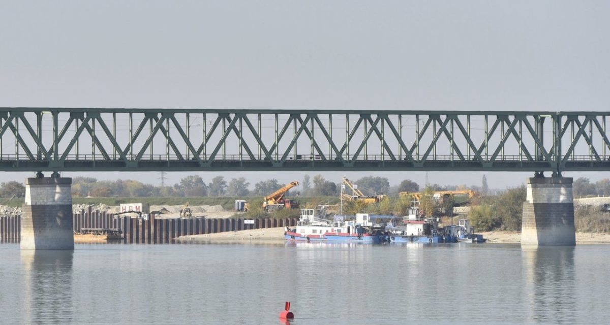 Már állnak az új híd pillérei