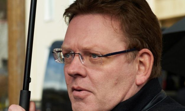 Menekülteket fogadott be, nyakon szúrták