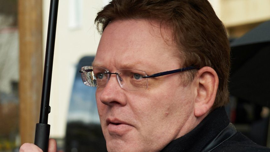 Menekülteket fogadott be, nyakon szúrták