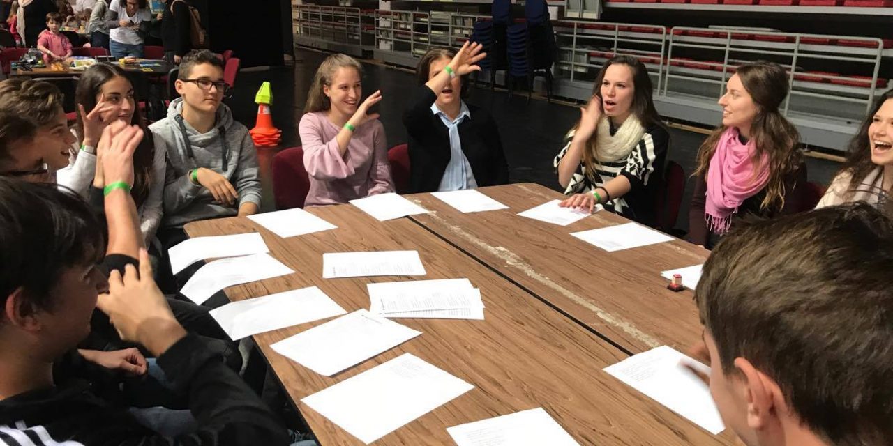 <span class="entry-title-primary">Gálaműsor és jelbeszéd (képek)</span> <span class="entry-subtitle">Az „Adj egy ötöst!”-pályázat díjátadása Budapesten – Három vajdasági tanuló a díjazottak között</span>