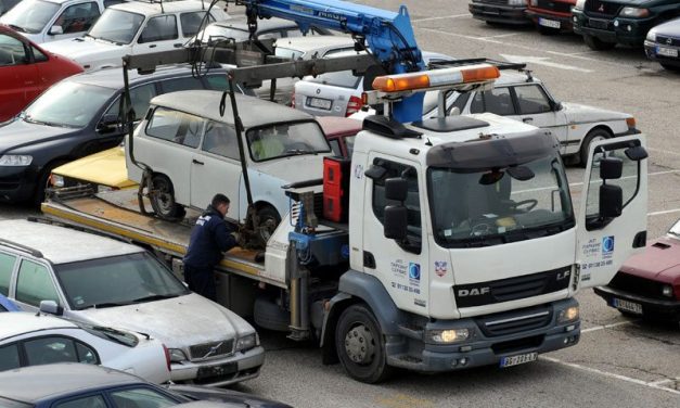 Elszállították a tilosban parkoló autót, amelyben egy csecsemő is volt