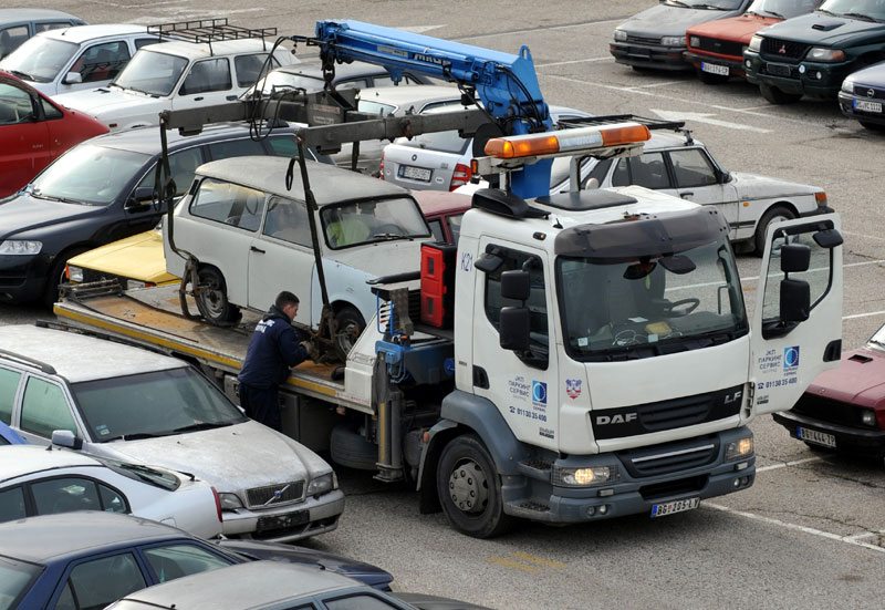 Elszállították a tilosban parkoló autót, amelyben egy csecsemő is volt