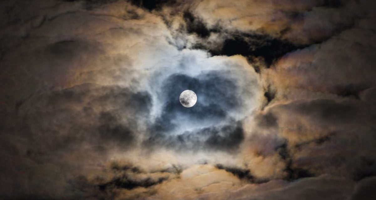 A Hold a felhők mögé rejtőzött…