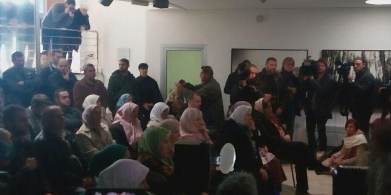 <span class="entry-title-primary">Srebrenicai Anyák: Isteni igazságtétel</span> <span class="entry-subtitle">Tudósítónk Srebrenicában követte a legjelentősebb hágai ítélethirdetést</span>