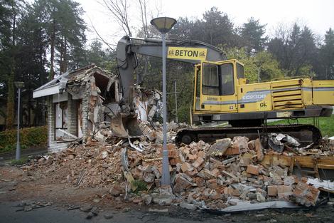 <span class="entry-title-primary">Lebontották a Virágház bejáratát</span> <span class="entry-subtitle">A Tito marsall sírjához vezető kapu már a múlté</span>