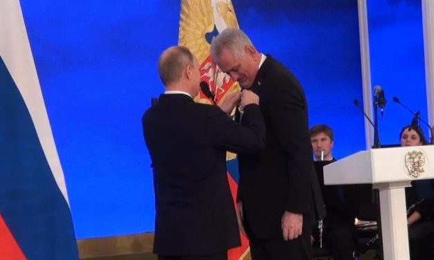 Putyin kitüntette Tomislav Nikolićot