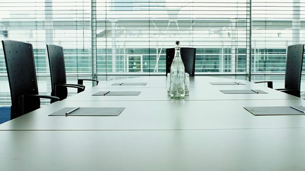 A veszteséges állami cégek igazgatói őrzik a helyüket