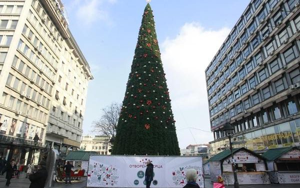 Vučić: Drága a karácsonyfa, de legalább sokáig tart