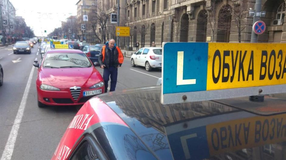 Tiltakoznak az autósiskolák