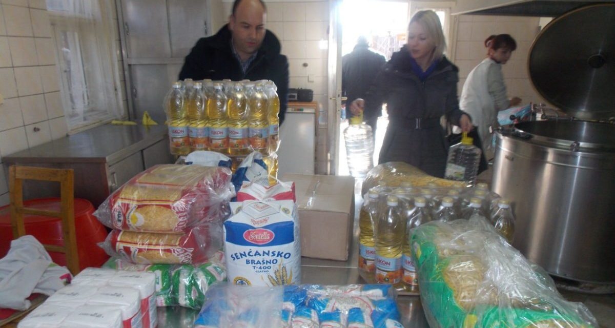 Élelmiszeradomány a zentai népkonyhának