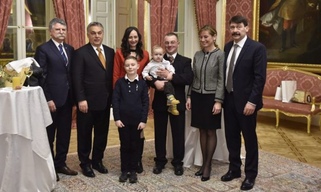 A gunarasi Lajkó Miklós az egymilliomodik honosított külhoni magyar állampolgár