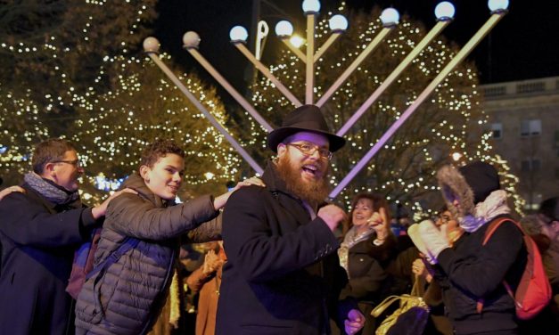 Meggyújtották hanuka gyertyáját