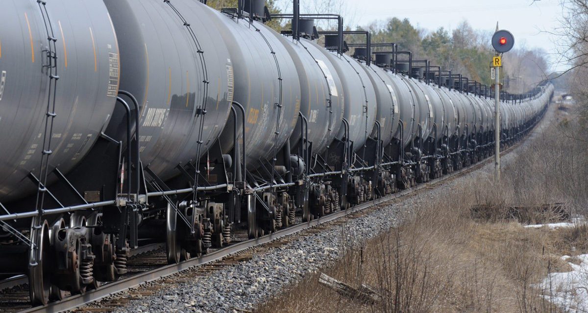 Kisiklott egy tehervonat Törökbecsénél, szivárog az ecetsav