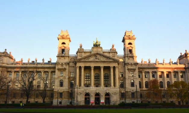 <span class="entry-title-primary">Múzeumból hatalmi központ: A Néprajzi búcsúzik a néptől</span> <span class="entry-subtitle">Peres ügyeink kapcsán léphetünk csak be ezután az épületbe, melyet a Kúria és Legfőbb Ügyészség fog birtokolni</span>