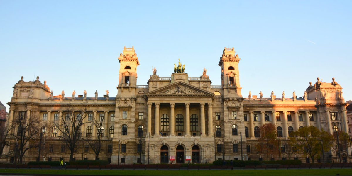 <span class="entry-title-primary">Múzeumból hatalmi központ: A Néprajzi búcsúzik a néptől</span> <span class="entry-subtitle">Peres ügyeink kapcsán léphetünk csak be ezután az épületbe, melyet a Kúria és Legfőbb Ügyészség fog birtokolni</span>