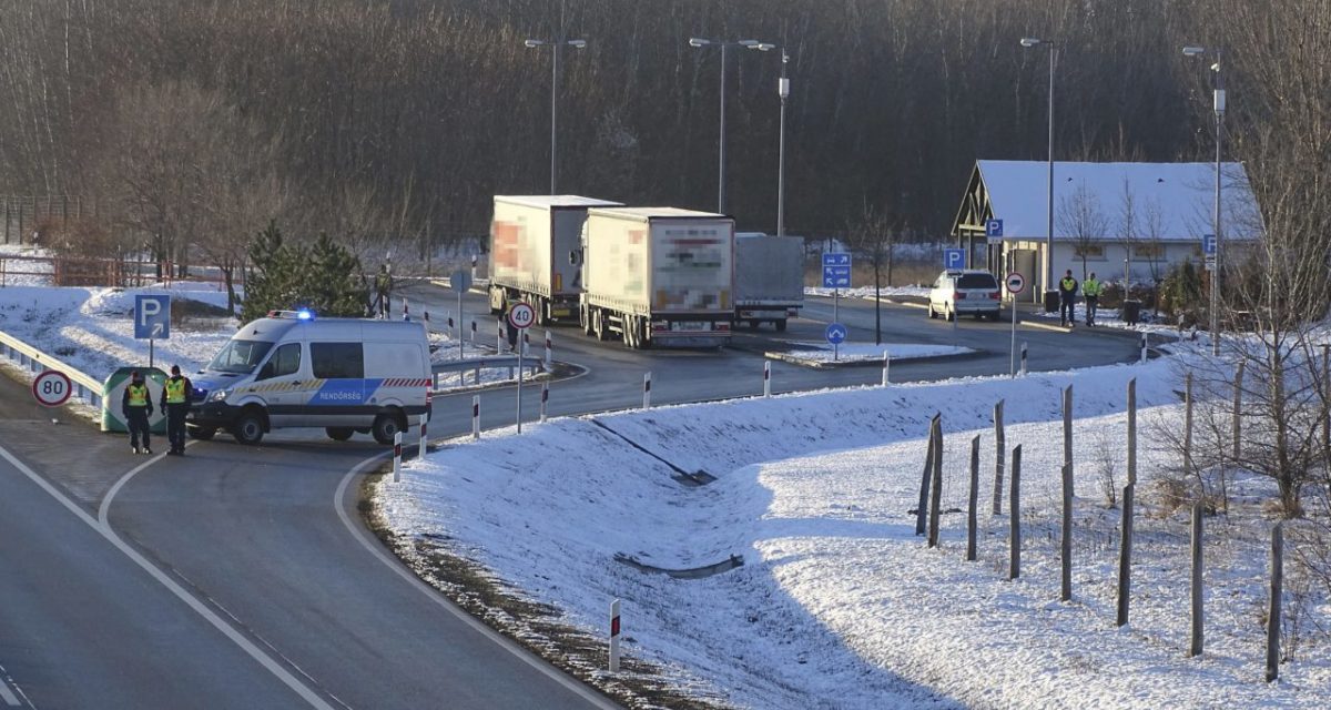 <span class="entry-title-primary">A szokásosnál is nagyobb forgalomra kell számítani a magyar tranzitútvonalakon</span> <span class="entry-subtitle">Torlódnak a járművek a hegyeshalmi határátlépési pontnál</span>