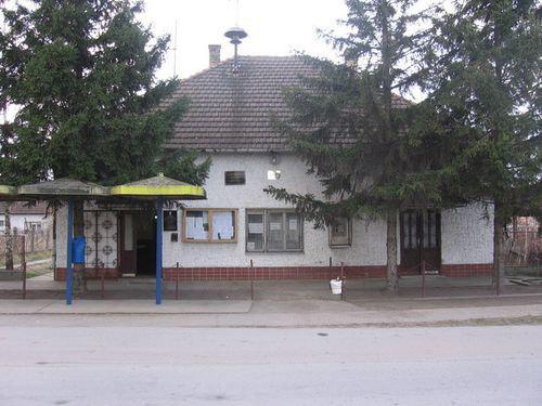 A VMSZ-es szabadkai városvezetők megnéznek egy nyílászáró-cserét