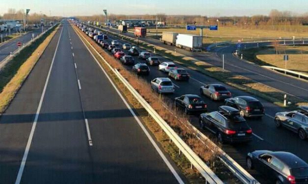 Többórás várakozás Röszkénél