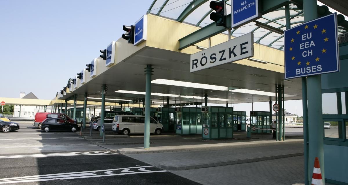 A frissen ragasztott kárpit buktatta le a kokaincsempész szerb sofőrt Röszkén