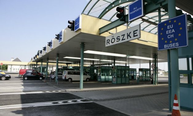 Nem segíti a magyar állam azokat a fiatalokat, akik nem vehettek részt az újvidéki megemlékezésen