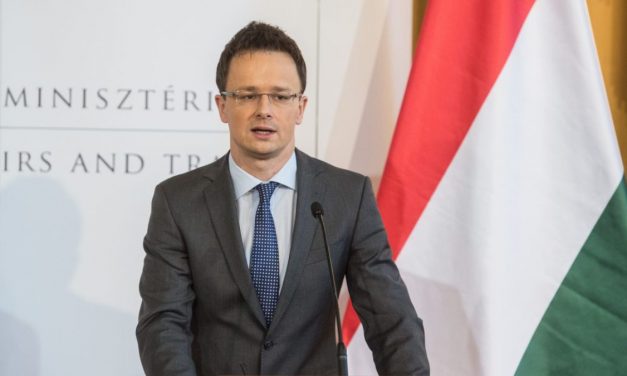 Szijjártó: A legfontosabb az anyanyelvi oktatás fennmaradása