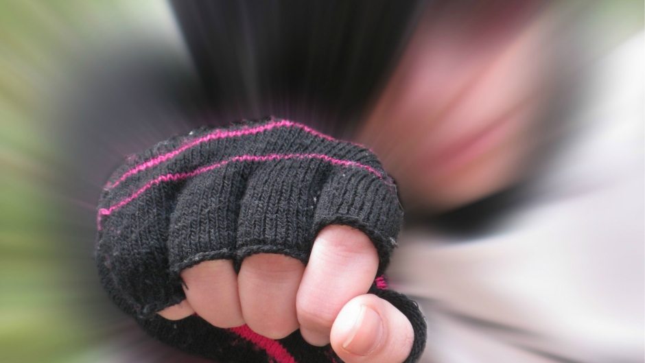 Botokkal verték a diákot