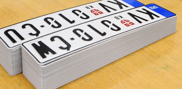 Cserélni kell a rendszámtáblát, ha ékezetes betűt tartalmaz