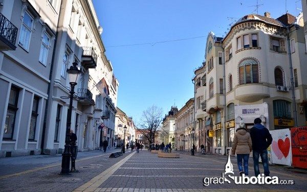 Forgalomkorlátozó oszlopok a sétálóövezet mentén