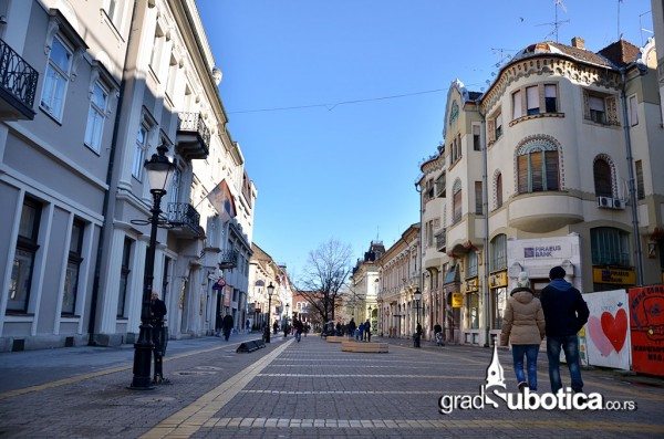 Forgalomkorlátozó oszlopok a sétálóövezet mentén