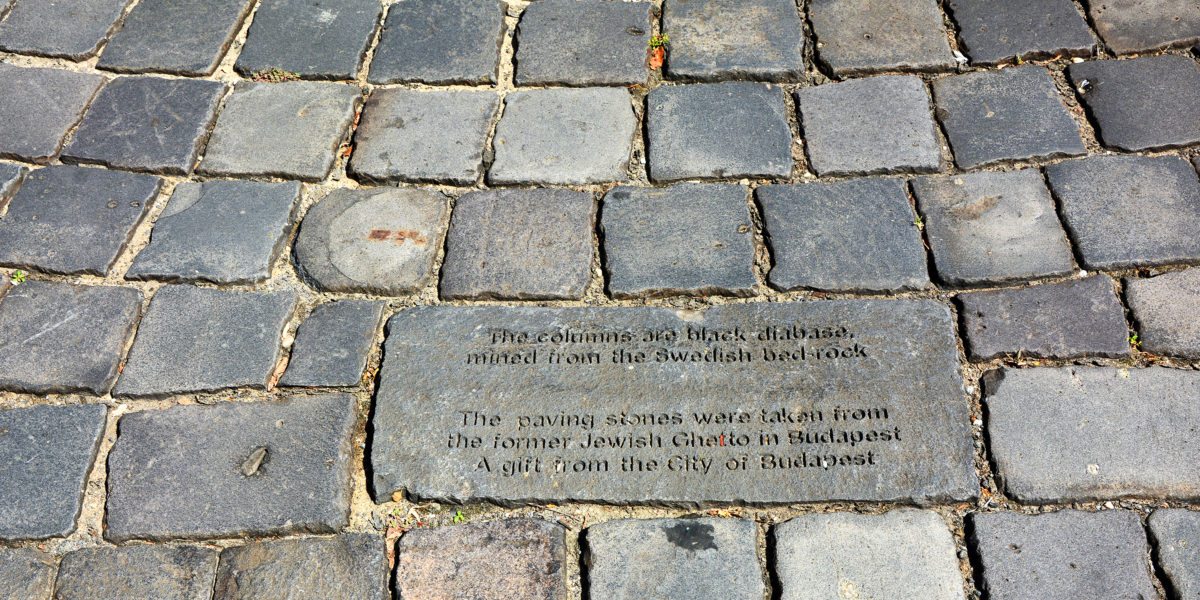 <span class="entry-title-primary">Pesti macskakövek New Yorkban</span> <span class="entry-subtitle">Egy húszéves emlékmű a holokauszt nemzetközi emléknapján</span>
