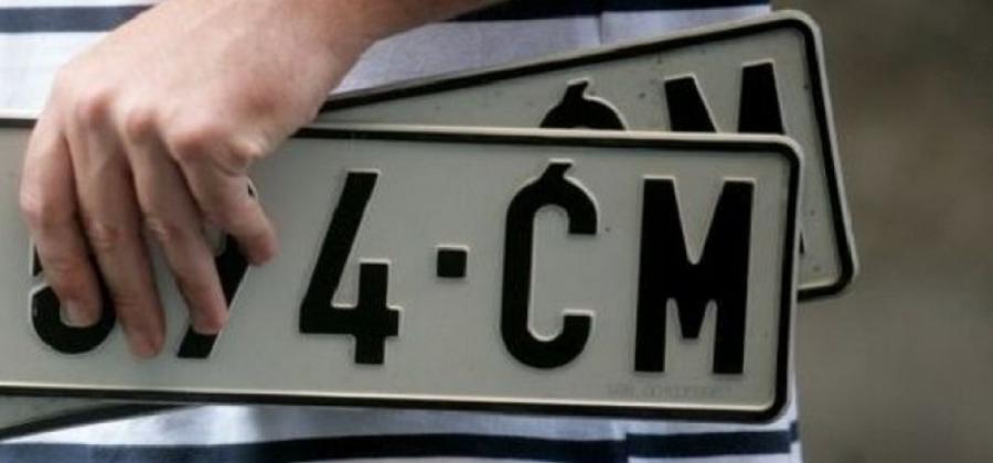 Másik táblát tett a lejárt műszakis autóra, hamisításért kell felelnie