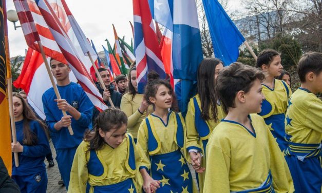 Pristina zászlódíszbe öltözött