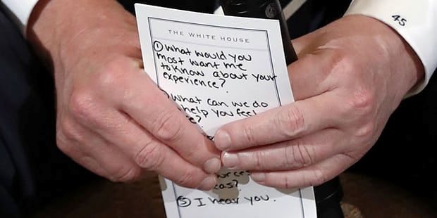 <span class="entry-title-primary">Az elnök puskázott (Trumpizmusok)</span> <span class="entry-subtitle">Nehéz lett volna fejből kimondania, hogy "Értelek"</span>