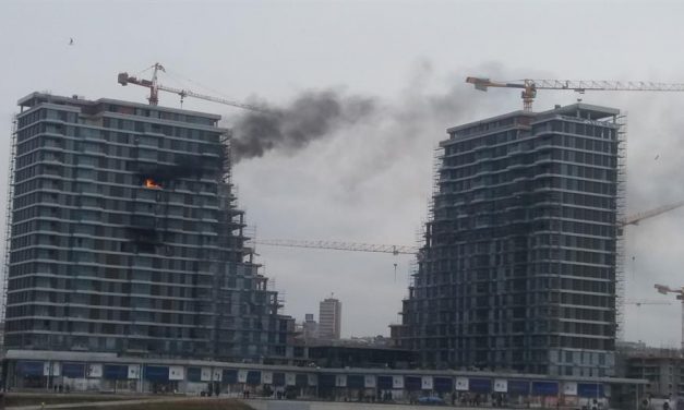 <span class="entry-title-primary">Kigyulladt a Víziváros</span> <span class="entry-subtitle">A Belgrádban épülő új lakónegyed egyik toronyépületéből csaptak ki a lángok</span>