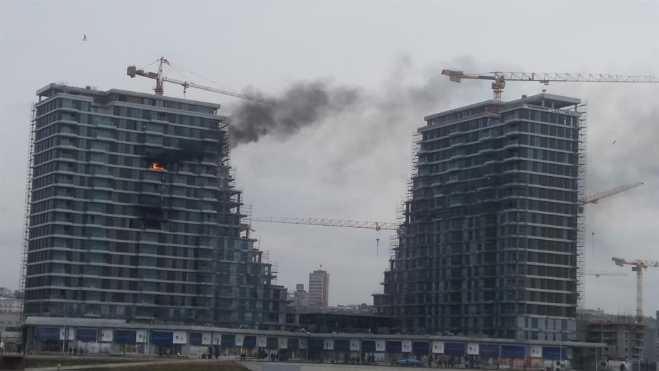 <span class="entry-title-primary">Kigyulladt a Víziváros</span> <span class="entry-subtitle">A Belgrádban épülő új lakónegyed egyik toronyépületéből csaptak ki a lángok</span>