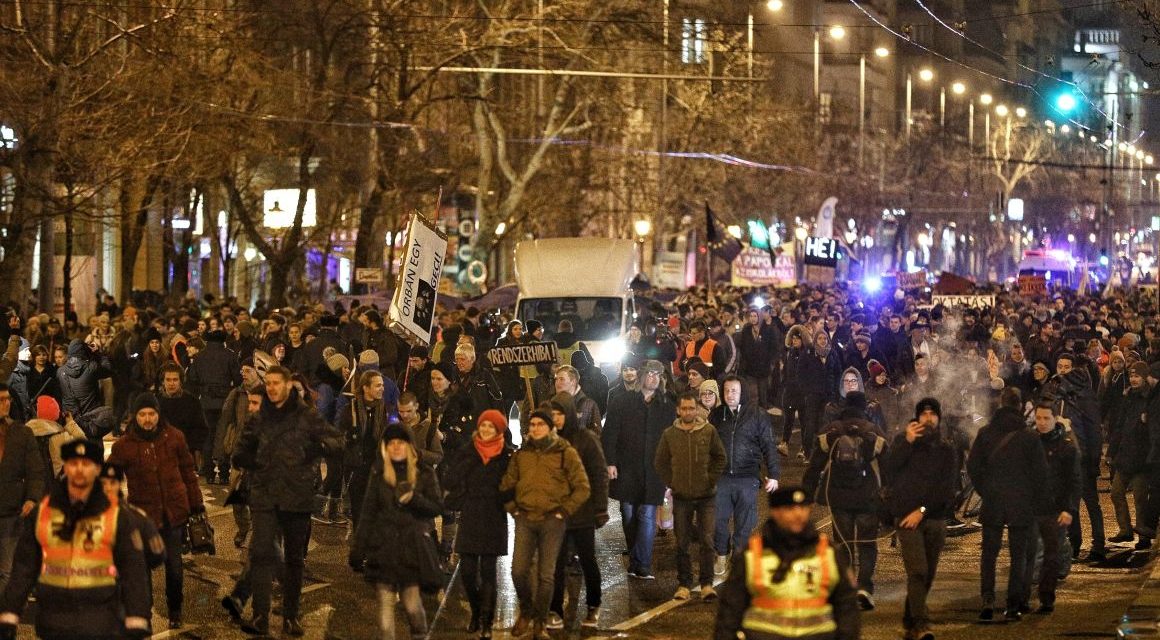 <span class="entry-title-primary">Az oktatás reformjáért tüntettek Budapesten</span> <span class="entry-subtitle">Több ezer, zömmel középiskolás diák vonult az Országház elé</span>