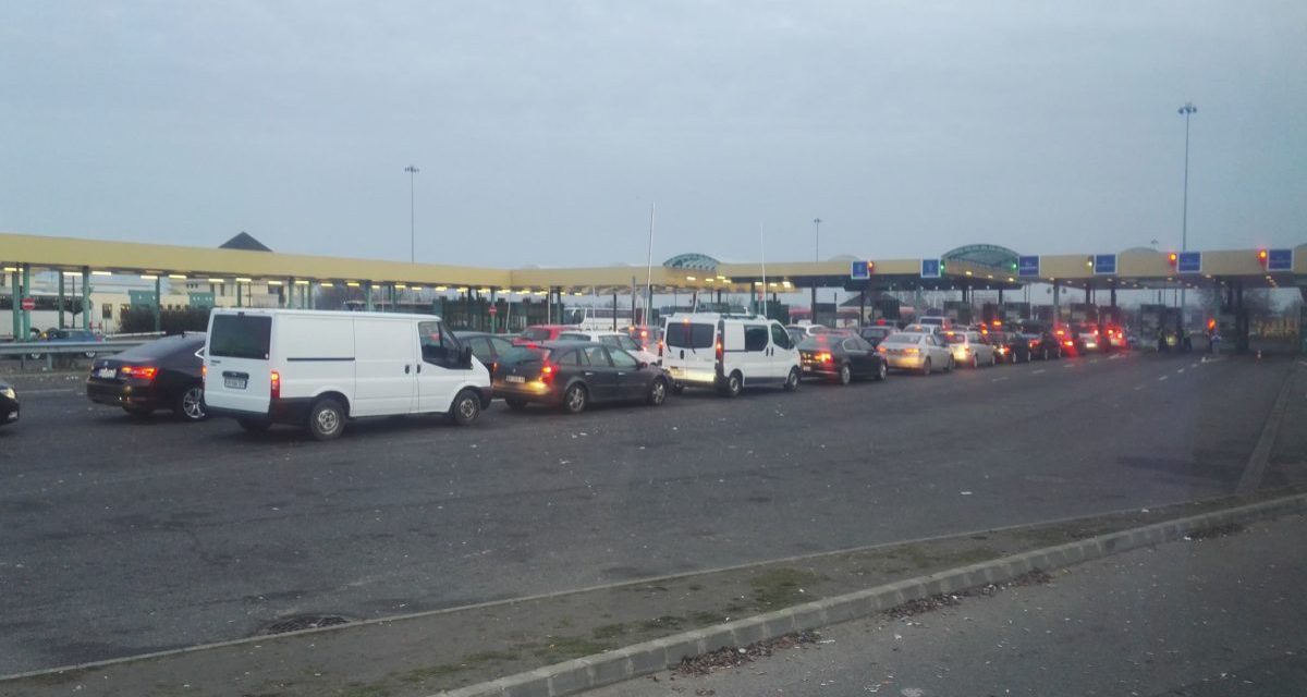 Határhelyzet: Rendszerleállás a magyar oldalon, szünetel a forgalom az átkelőkön