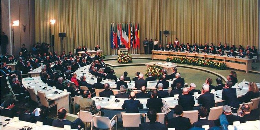 <span class="entry-title-primary">Közösségekből az Unió felé</span> <span class="entry-subtitle">Maastricht tegnap és tegnapelőtt</span>