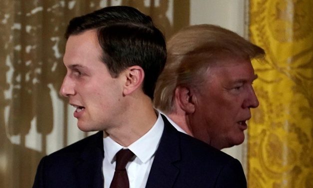 <span class="entry-title-primary">Az Első Vő, aki miatt az elnök feje fő (Trumpizmusok)</span> <span class="entry-subtitle">Százmilliókért „koldulva” politizált az ifjú főtanácsos-milliárdos</span>