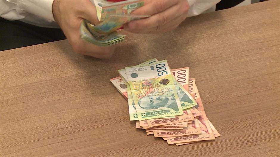 Januárban négyszázhuszonkét euró volt az átlagkereset