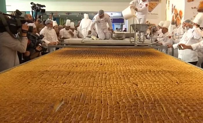 Elkészült a világ legnagyobb baklavája