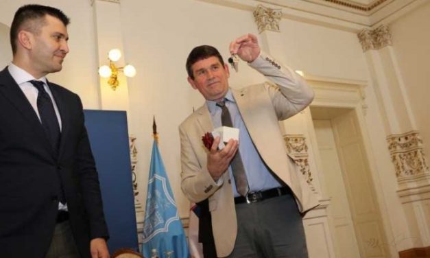 Átvette a lakáskulcsot a bácsföldvári nyertes