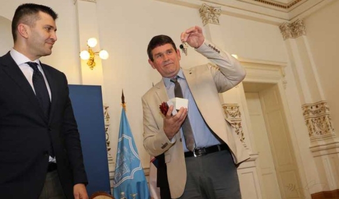 Átvette a lakáskulcsot a bácsföldvári nyertes