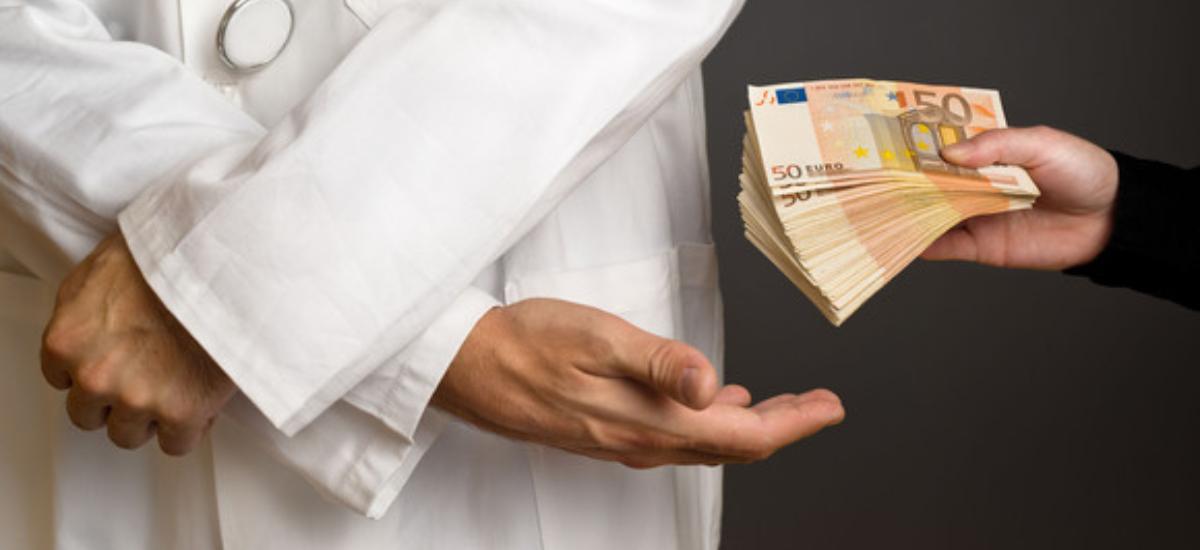 Őrizetben a műtőorvos és a kenőpénzt fizető páciens is