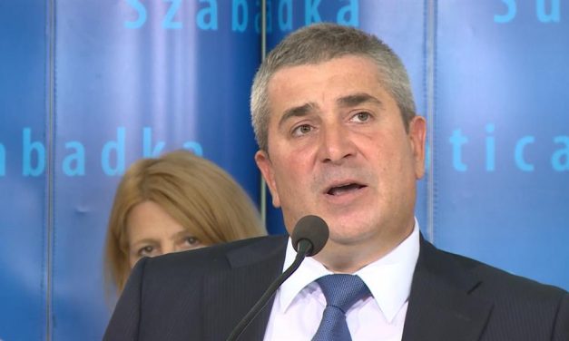 Volt pártja Bogdan Laban lemondását követeli